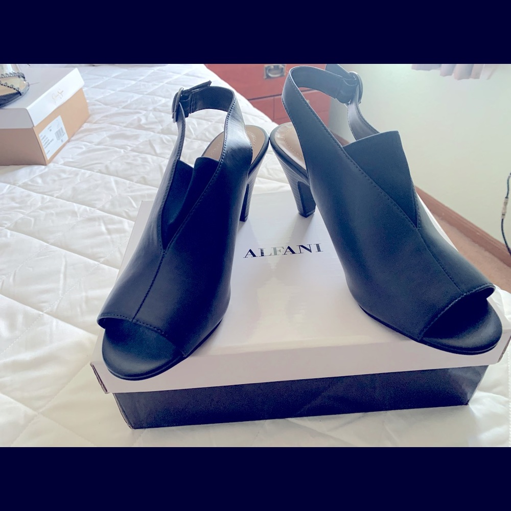 Brand new navy, heel and toe out. Can be dressed up or down. Really cute